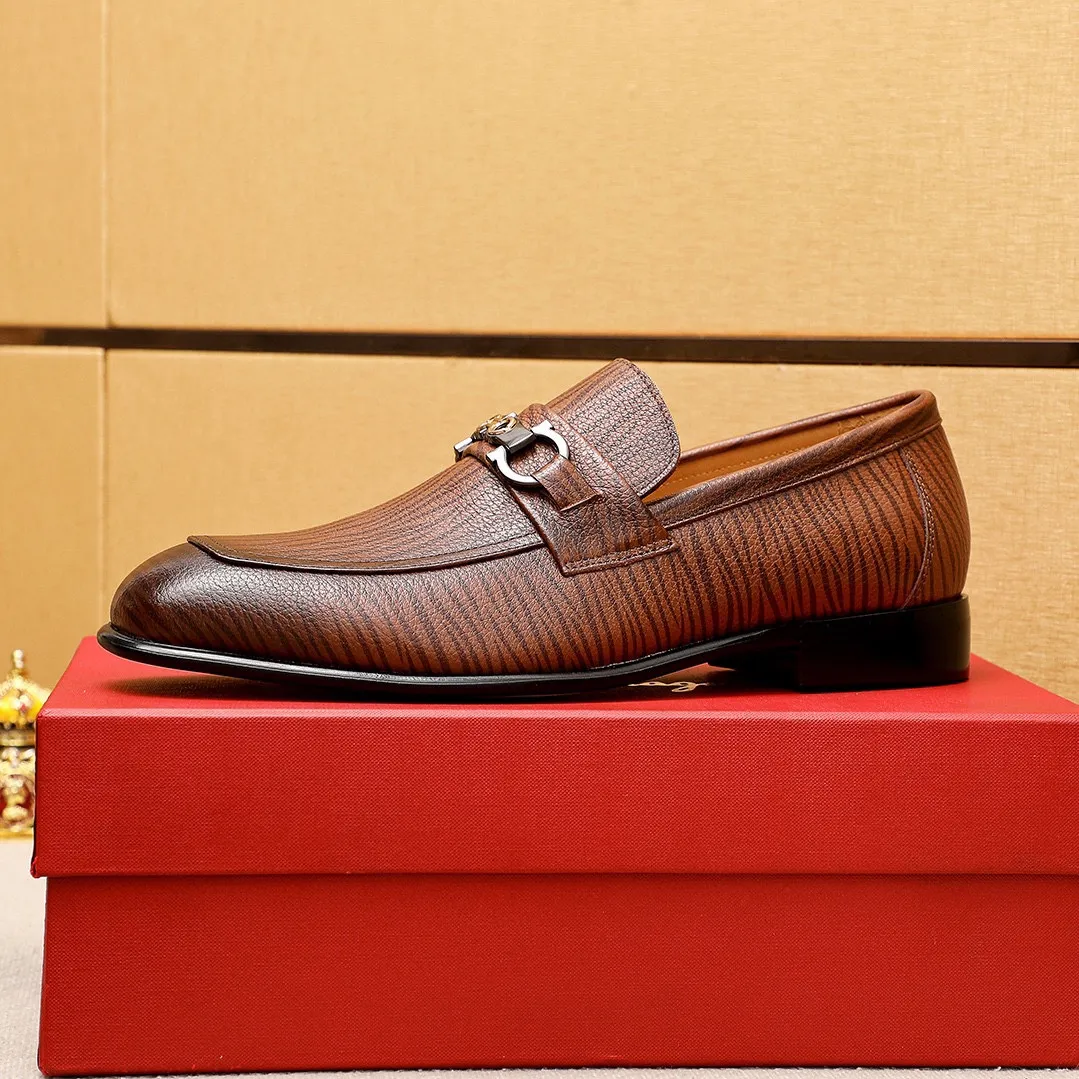 Men's shoes 💰462 💐 Product trademark: Ferragamo "Ferragamo" casual leather shoes Regular size: 38-44 (45.46.47🉑️Customized) Product materials: Selected imported calfskin upper + classic hardware buckle, imported water-dyed cow leather lining. Strong three-dimensional visual effect, original outsole color: 1⃣️color optional